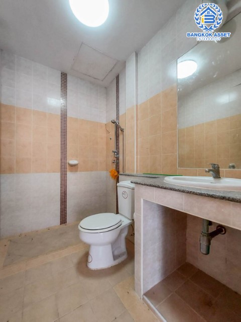 *****ทาวน์เฮ้าส์มืองสองย่านกรุงเทพมหานคร ม.เฟรชวิลล่า นวมินทร์ บนเนื้อที่ 20 ตร.ว. ฟังก์ชันเหมือนได้บ้านเดี่ยว 3 ห้องนอน 4 ห้องน้ำ 2 ที่จอดรถ บ้านสภาพสวย แถมฟรี! 1 เครื่องปรับอากาศ เดินทางสะดวก ทำเลเยี่ยม ใกล้แฟชั่นไอส์แลนด์ และรถไฟฟ้าสายสีชมพู "สถานีคู้บอน"